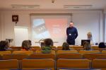 pracownicy I US w Białymstoku prowadzą lekcję o systemie podatkowym uczniom I klasy LO z Zespołu Szkół Katolickich w Białymstoku