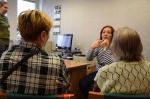 Tłumacz języka migowego przekazuje informacje osobom niesłyszącym
