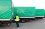 Funkcjonariusz KAS zakłada zamknięcia celne na ciężarówce