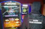Funkcjonariusz KAS stoi przy automacie do gier hazardowych
