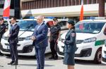 Szef KAS Magdalena Rzeczkowska oraz minister Jacek Sasin stoją przy mikrofonach podczas uroczystości przekazania aut